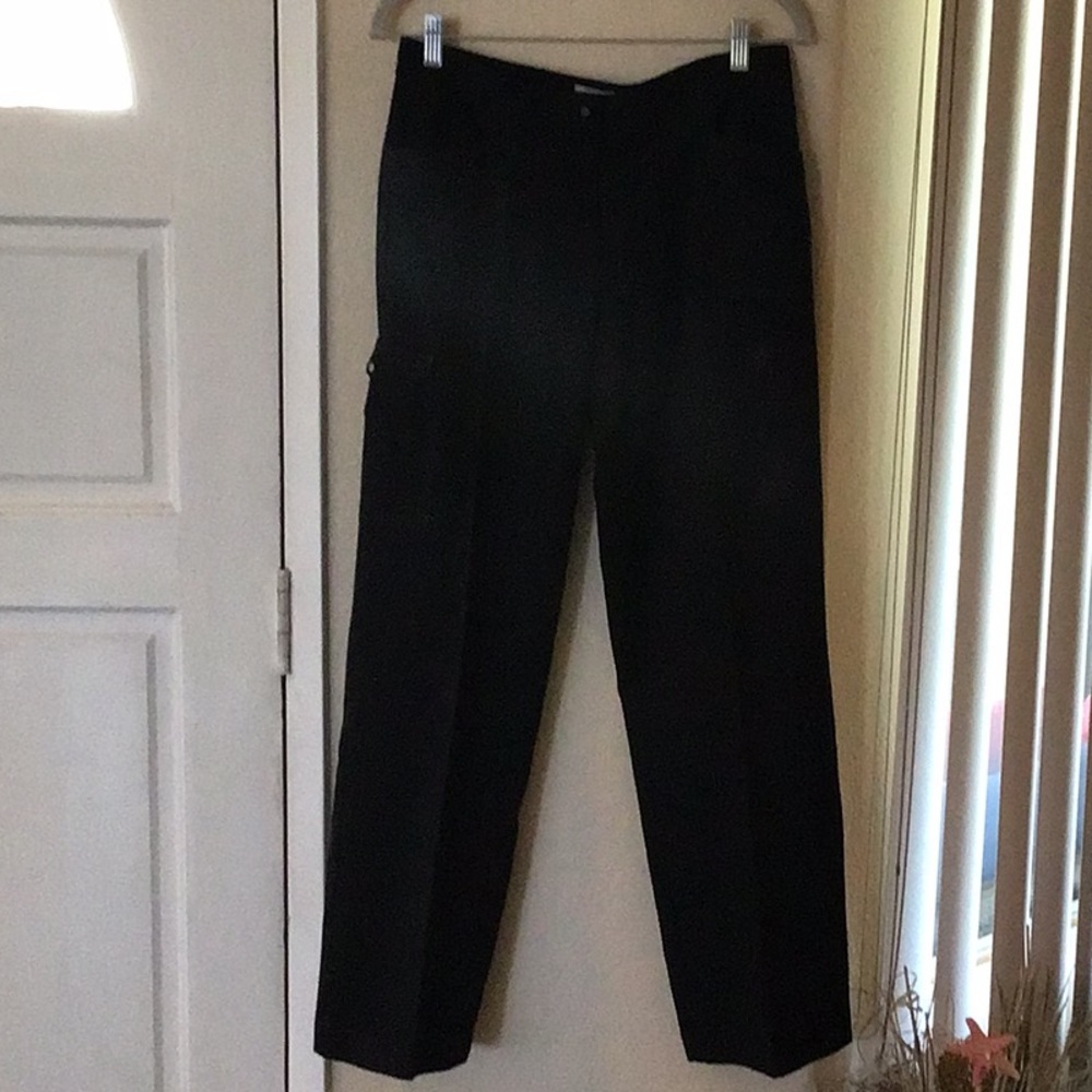 Izod ladies black golf pant. GUC SZ 6. 100% polyester satin finish.
